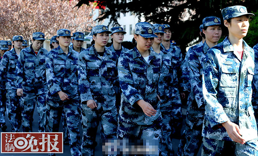 圖為女排姑娘在空軍訓(xùn)練基地進(jìn)行軍訓(xùn)。