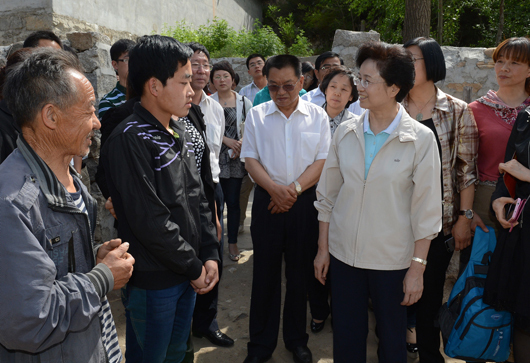 宋秀巖在白石口村深入農(nóng)戶慰問貧困兒童，了解孩子學(xué)習(xí)生活情況，鼓勵(lì)孩子自強(qiáng)奮進(jìn)。記者 徐建軍 攝