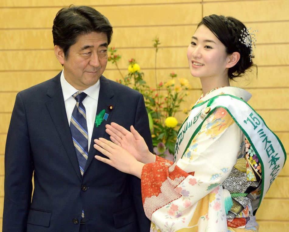 安倍接見日本櫻花女王、綠色女神