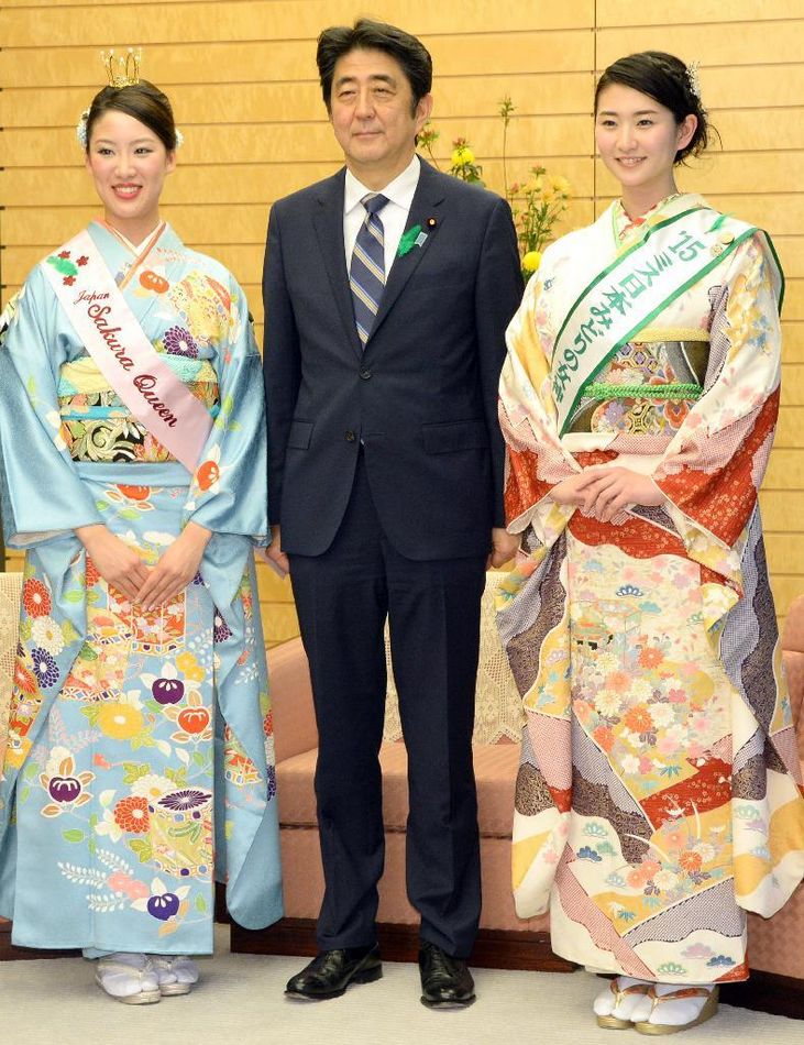 安倍接見(jiàn)日本櫻花女王、綠色女神