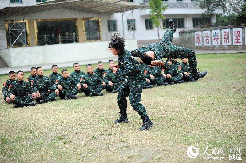 女子特警隊(duì)老兵在進(jìn)行擒敵訓(xùn)練。（圖片由四川武警涼山支提供）