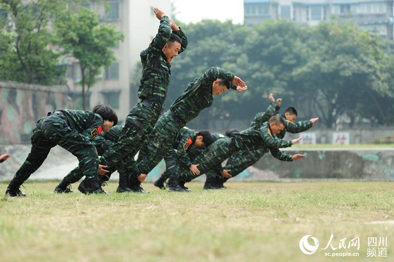 訓(xùn)練場上，與男兵一比高低。（圖片由四川武警涼山支提供）