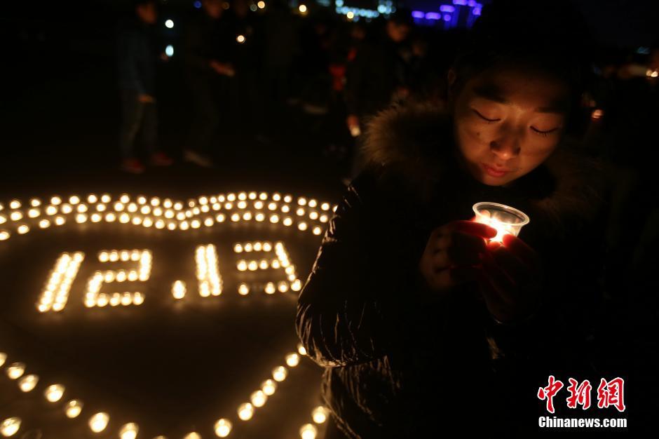 南京大學生點燃燭光祭奠遇難同胞寄哀思