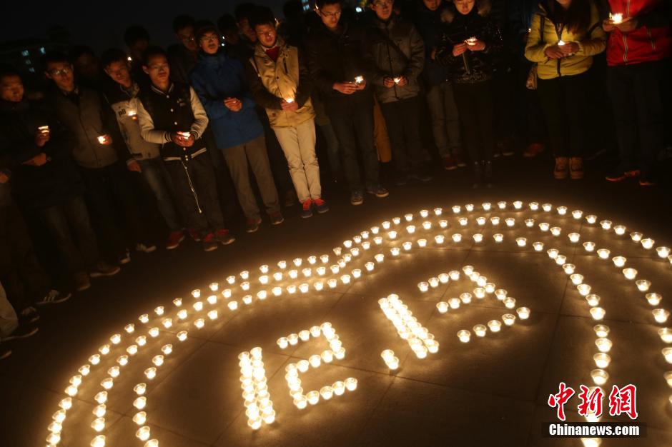 南京大學生點燃燭光祭奠遇難同胞寄哀思