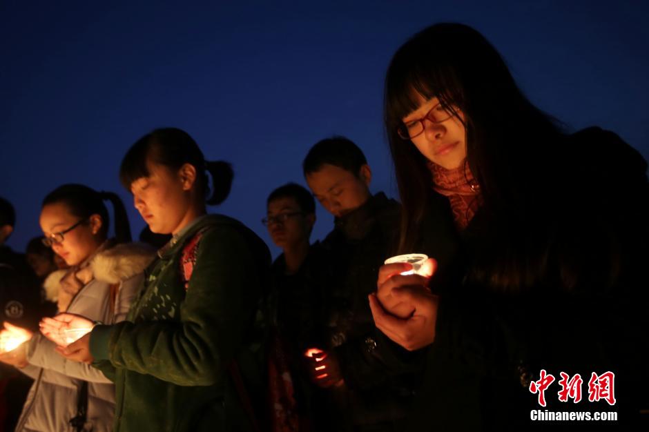 南京大學生點燃燭光祭奠遇難同胞寄哀思