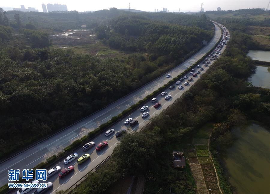 （社會(huì)）（7）各地春運(yùn)迎來返程客流高峰