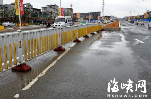 女司機按路面標(biāo)線行駛撞花圃　后車躲避不及追尾