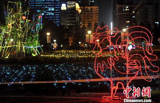 2月7日晚，福州溫泉公園里各種彩燈將公園裝扮的流光溢彩?！埍蟆z