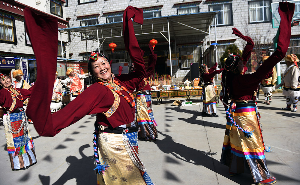 2月27日，拉薩市城關(guān)區(qū)阿壩林卡社區(qū)老年文藝隊(duì)表演舞蹈。