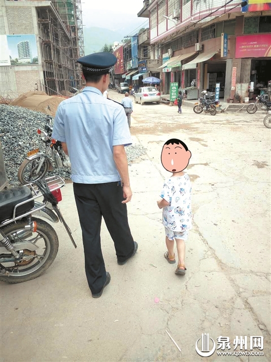 安溪一幼兒走失后急中生智　“賴”上民警找到家