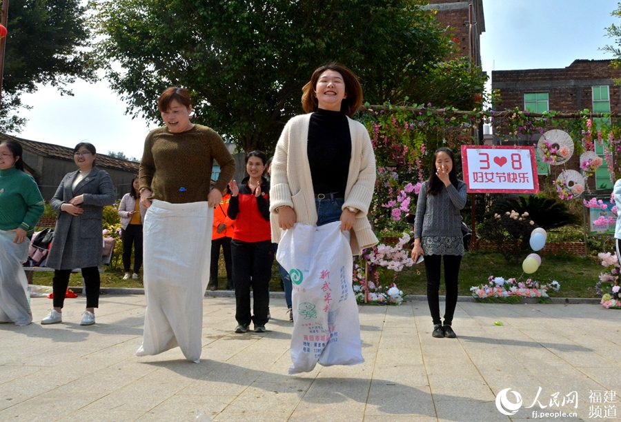  “迎三八”：泉州市泉港區(qū)的女干部在開展戶外拓展活動。林弘梫攝